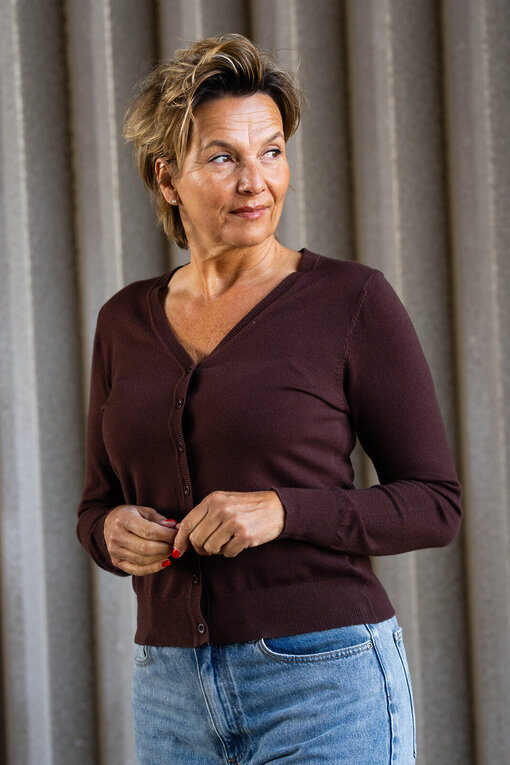 Feiner Cardigan “FIONA” schokobraun (GW61) / Weite Jeans “ALika” light blue (H41)
