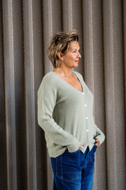 Kuschelige Feinstrickweste “NILA” khaki (GW94)