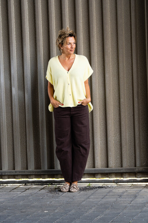 Kuschelige Strickweste “NOVA” pastellgelb (GW95)/Coole O-Shape Pants “REBECCA” schokobraun (H44)
