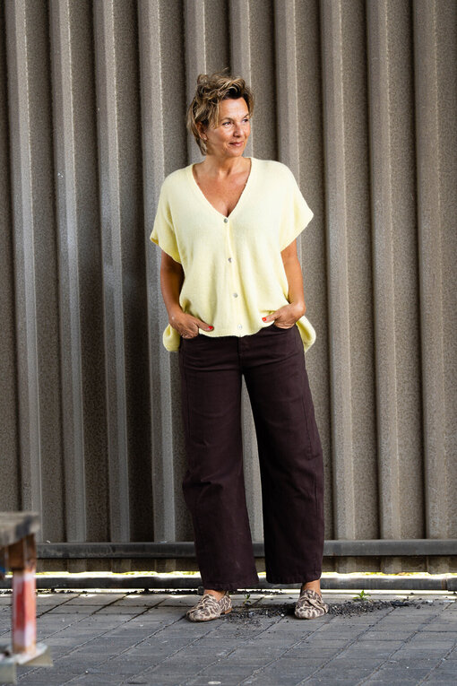 Kuschelige Strickweste “NOVA” pastellgelb (GW95)/Coole O-Shape Pants “REBECCA” schokobraun (H44)