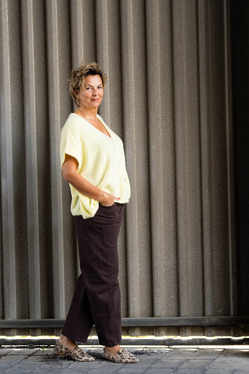 Kuschelige Strickweste “NOVA” pastellgelb (GW95)/Coole O-Shape Pants “REBECCA” schokobraun (H44)