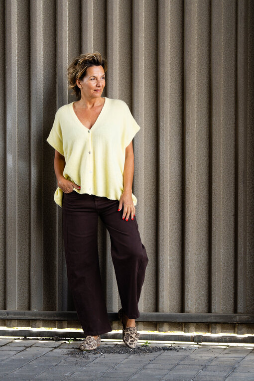 Kuschelige Strickweste “NOVA” pastellgelb (GW95)/Coole O-Shape Pants “REBECCA” schokobraun (H44)