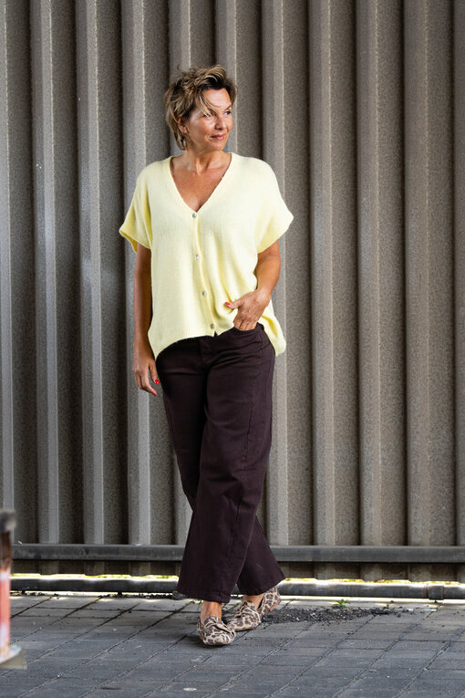 Kuschelige Strickweste “NOVA” pastellgelb (GW95)/Coole O-Shape Pants “REBECCA” schokobraun (H44)