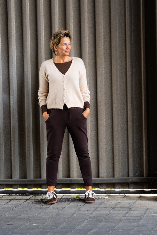 Kuschelige Strickjacke “SAMIRA” beige (GW05)/Transparentes Shirt “CECILE” schokobraun (BA13) / Joggerhose “PRISKA” schokobraun (FJ)