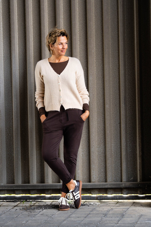 Kuschelige Strickjacke “SAMIRA” beige (GW05)/Transparentes Shirt “CECILE” schokobraun (BA13) / Joggerhose “PRISKA” schokobraun (FJ)