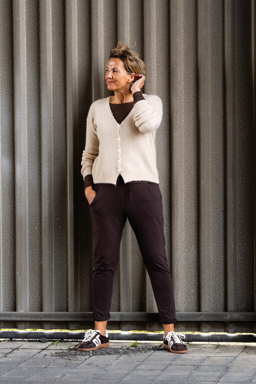 Kuschelige Strickjacke “SAMIRA” beige (GW05)/Transparentes Shirt “CECILE” schokobraun (BA13) / Joggerhose “PRISKA” schokobraun (FJ)
