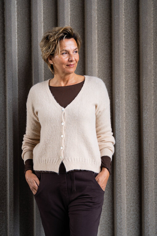 Kuschelige Strickjacke “SAMIRA” beige (GW05)/Transparentes Shirt “CECILE” schokobraun (BA13) / Joggerhose “PRISKA” schokobraun (FJ)