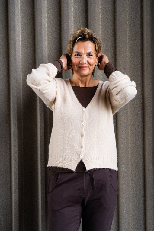 Kuschelige Strickjacke “SAMIRA” beige (GW05)/Transparentes Shirt “CECILE” schokobraun (BA13) / Joggerhose “PRISKA” schokobraun (FJ)