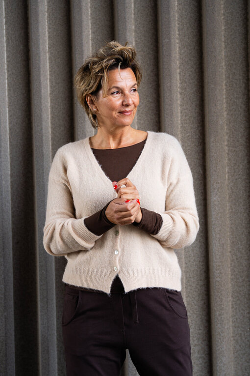 Kuschelige Strickjacke “SAMIRA” beige (GW05)/Transparentes Shirt “CECILE” schokobraun (BA13) / Joggerhose “PRISKA” schokobraun (FJ)