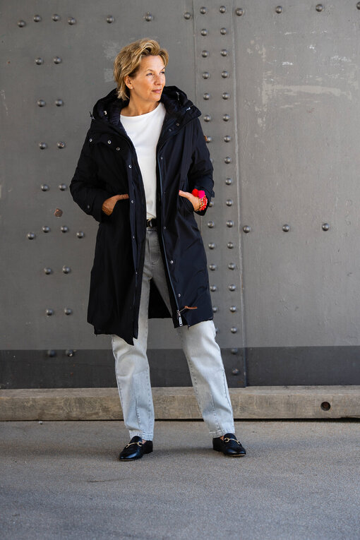 Coole Jeans mit Gürtel “ANKA” grey wash (10D38) / Lockeres Kurzarmshirt “LYRA” wollweiß (BA20) / Hochwertiger Daunenmantel “DOUBLE” (MSC19)