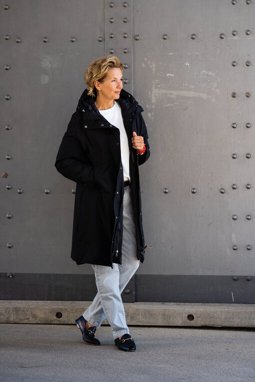 Coole Jeans mit Gürtel “ANKA” grey wash (10D38) / Lockeres Kurzarmshirt “LYRA” wollweiß (BA20) / Hochwertiger Daunenmantel “DOUBLE” (MSC19)