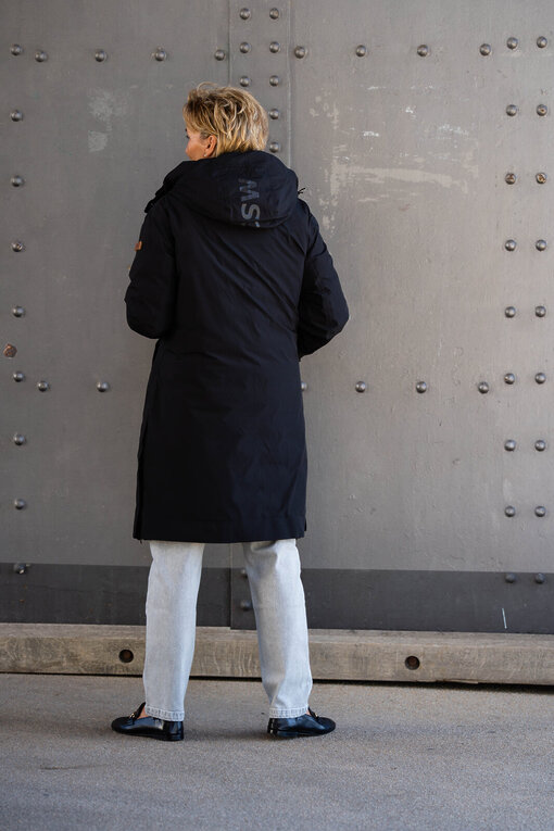 Coole Jeans mit Gürtel “ANKA” grey wash (10D38) / Lockeres Kurzarmshirt “LYRA” wollweiß (BA20) / Hochwertiger Daunenmantel “DOUBLE” (MSC19)