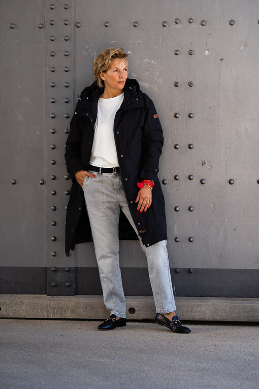 Coole Jeans mit Gürtel “ANKA” grey wash (10D38) / Lockeres Kurzarmshirt “LYRA” wollweiß (BA20) / Hochwertiger Daunenmantel “DOUBLE” (MSC19)