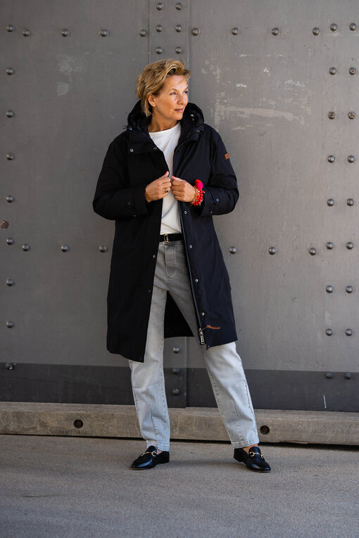 Coole Jeans mit Gürtel “ANKA” grey wash (10D38) / Lockeres Kurzarmshirt “LYRA” wollweiß (BA20) / Hochwertiger Daunenmantel “DOUBLE” (MSC19)