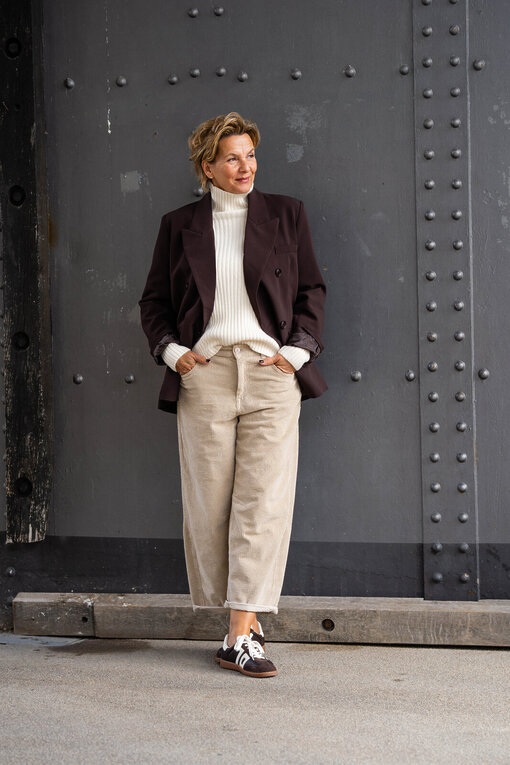 Trendiger Strickpullover “KATHLEEN” creme (GW224) / Cordhose “BARROW CORD” (HL23) / Stylischer Blazer “VIKTORIA” schokobraun (B01)