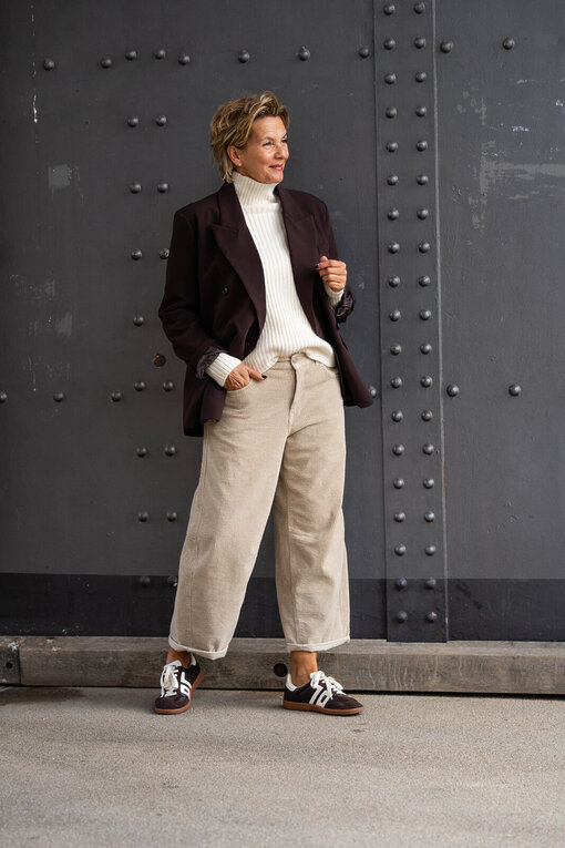 Trendiger Strickpullover “KATHLEEN” creme (GW224) / Cordhose “BARROW CORD” (HL23) / Stylischer Blazer “VIKTORIA” schokobraun (B01)
