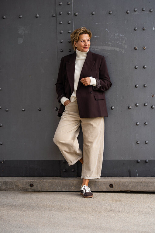 Trendiger Strickpullover “KATHLEEN” creme (GW224) / Cordhose “BARROW CORD” (HL23) / Stylischer Blazer “VIKTORIA” schokobraun (B01)