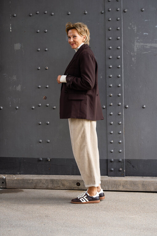 Trendiger Strickpullover “KATHLEEN” creme (GW224) / Cordhose “BARROW CORD” (HL23) / Stylischer Blazer “VIKTORIA” schokobraun (B01)