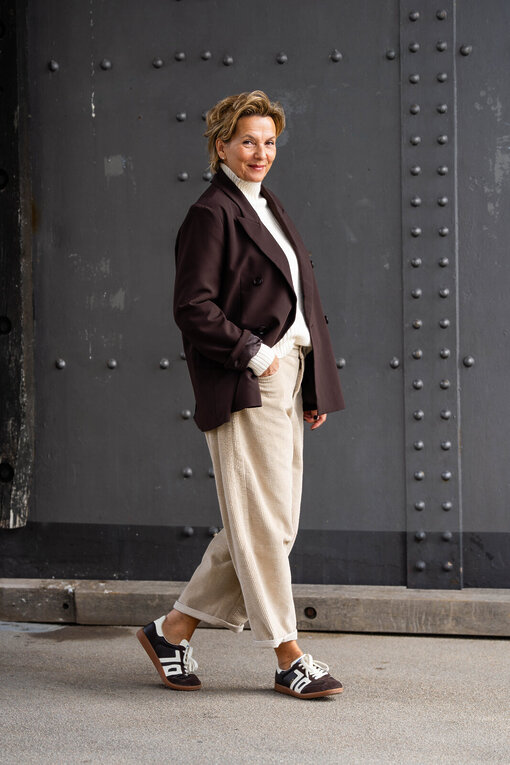 Trendiger Strickpullover “KATHLEEN” creme (GW224) / Cordhose “BARROW CORD” (HL23) / Stylischer Blazer “VIKTORIA” schokobraun (B01)