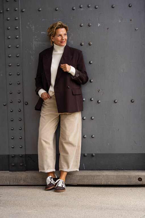 Trendiger Strickpullover “KATHLEEN” creme (GW224) / Cordhose “BARROW CORD” (HL23) / Stylischer Blazer “VIKTORIA” schokobraun (B01)