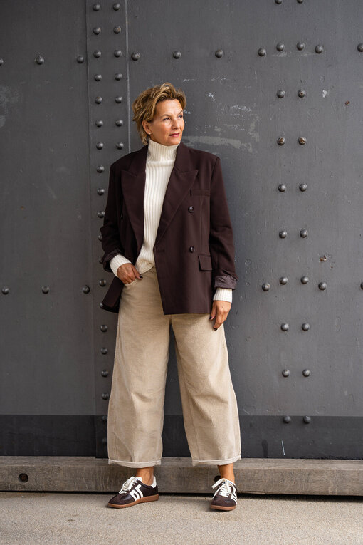 Trendiger Strickpullover “KATHLEEN” creme (GW224) / Cordhose “BARROW CORD” (HL23) / Stylischer Blazer “VIKTORIA” schokobraun (B01)