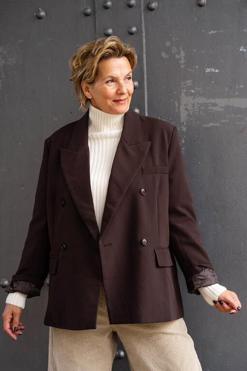Trendiger Strickpullover “KATHLEEN” creme (GW224) / Cordhose “BARROW CORD” (HL23) / Stylischer Blazer “VIKTORIA” schokobraun (B01)