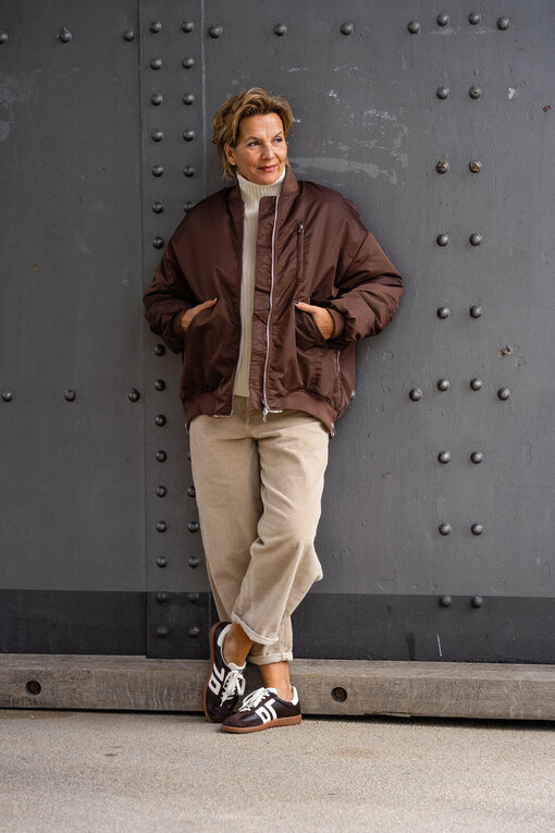 Coole Bomberjacke “LORETTA” schokobraun (GW105) / Trendiger Strickpullover “KATHLEEN” creme (GW224) / Cordhose “BARROW CORD” (HL23)