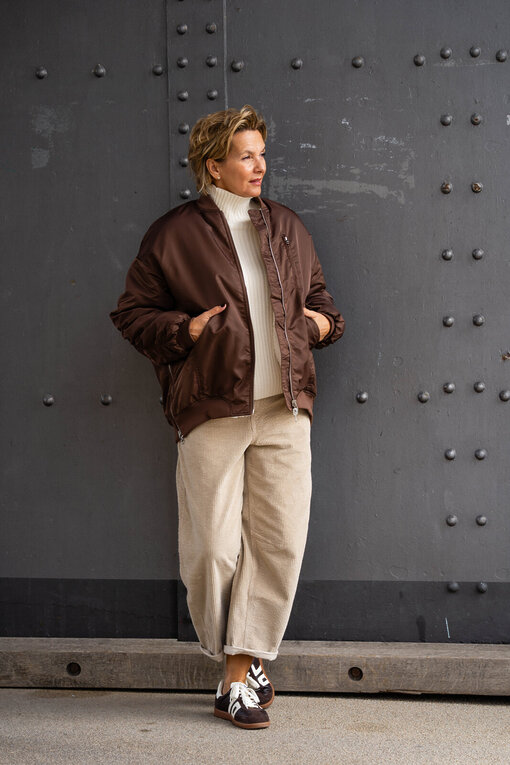 Coole Bomberjacke “LORETTA” schokobraun (GW105) / Trendiger Strickpullover “KATHLEEN” creme (GW224) / Cordhose “BARROW CORD” (HL23)