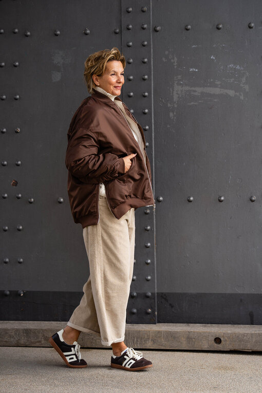 Coole Bomberjacke “LORETTA” schokobraun (GW105) / Trendiger Strickpullover “KATHLEEN” creme (GW224) / Cordhose “BARROW CORD” (HL23)