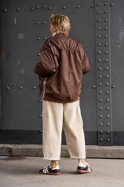 Coole Bomberjacke “LORETTA” schokobraun (GW105) / Trendiger Strickpullover “KATHLEEN” creme (GW224) / Cordhose “BARROW CORD” (HL23)