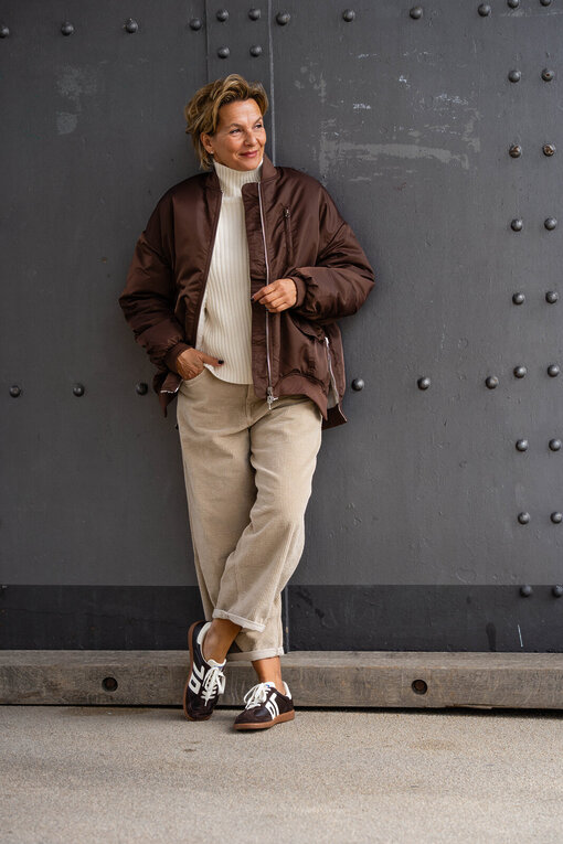 Coole Bomberjacke “LORETTA” schokobraun (GW105) / Trendiger Strickpullover “KATHLEEN” creme (GW224) / Cordhose “BARROW CORD” (HL23)