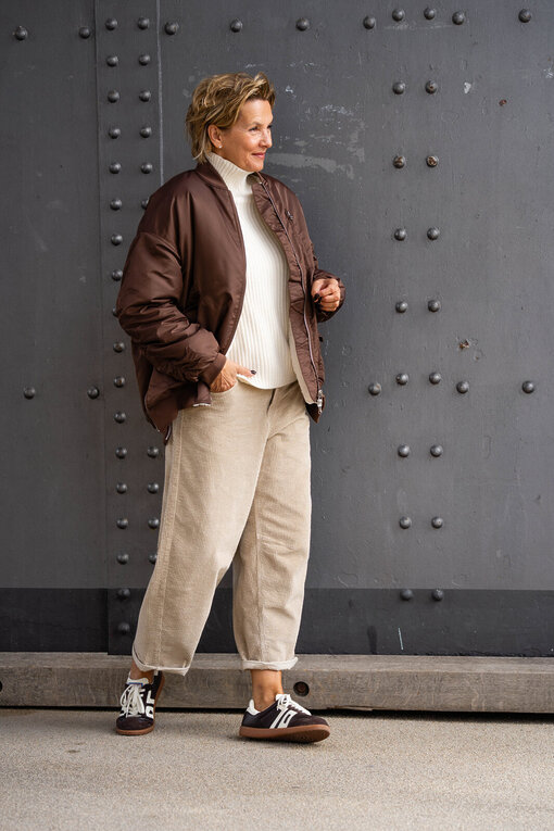 Coole Bomberjacke “LORETTA” schokobraun (GW105) / Trendiger Strickpullover “KATHLEEN” creme (GW224) / Cordhose “BARROW CORD” (HL23)