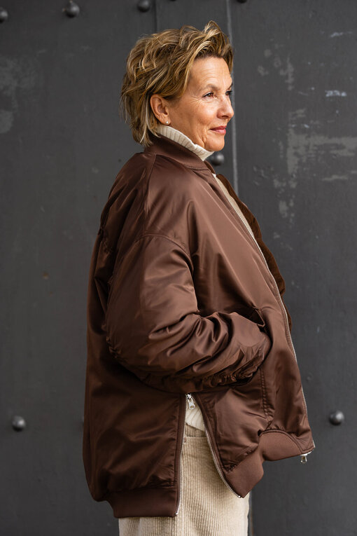 Coole Bomberjacke “LORETTA” schokobraun (GW105) / Trendiger Strickpullover “KATHLEEN” creme (GW224) / Cordhose “BARROW CORD” (HL23)