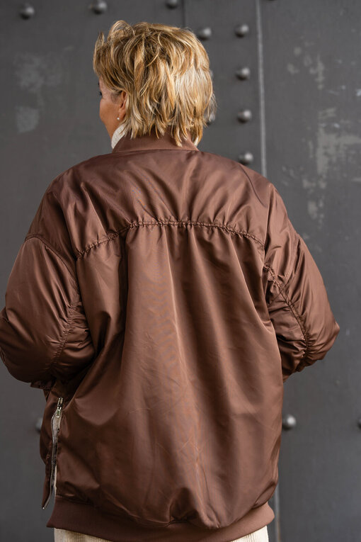 Coole Bomberjacke “LORETTA” schokobraun (GW105) / Trendiger Strickpullover “KATHLEEN” creme (GW224) / Cordhose “BARROW CORD” (HL23)