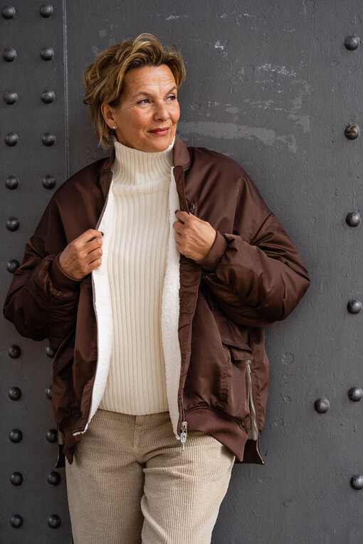 Coole Bomberjacke “LORETTA” schokobraun (GW105) / Trendiger Strickpullover “KATHLEEN” creme (GW224) / Cordhose “BARROW CORD” (HL23)
