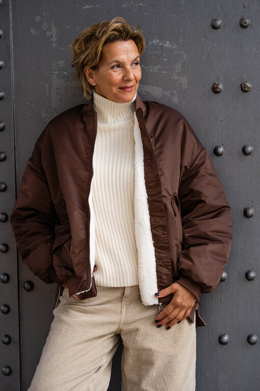 Coole Bomberjacke “LORETTA” schokobraun (GW105) / Trendiger Strickpullover “KATHLEEN” creme (GW224) / Cordhose “BARROW CORD” (HL23)