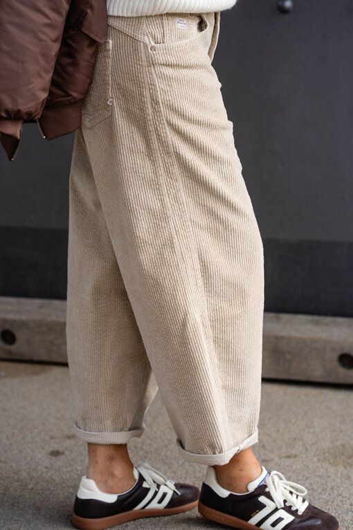 Coole Bomberjacke “LORETTA” schokobraun (GW105) / Trendiger Strickpullover “KATHLEEN” creme (GW224) / Cordhose “BARROW CORD” (HL23)