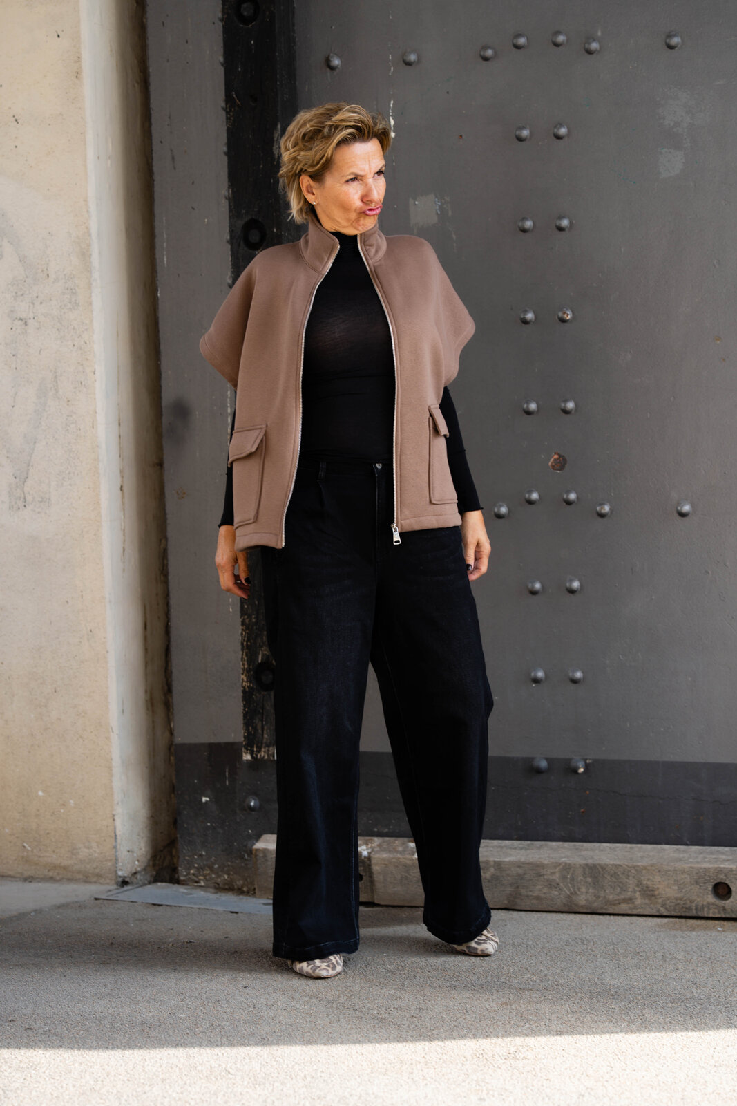 Oversized Sweat Weste “MEGHAN” cappuccino (GW29) / Weite Jeans “YIBBIE” black (H36) / Transparenter Rolli “CASSIA” schwarz (BA68)