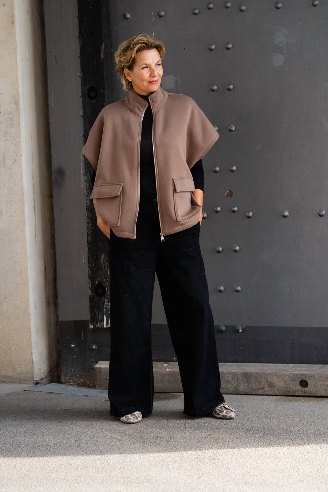 Oversized Sweat Weste “MEGHAN” cappuccino (GW29) / Weite Jeans “YIBBIE” black (H36) / Transparenter Rolli “CASSIA” schwarz (BA68)