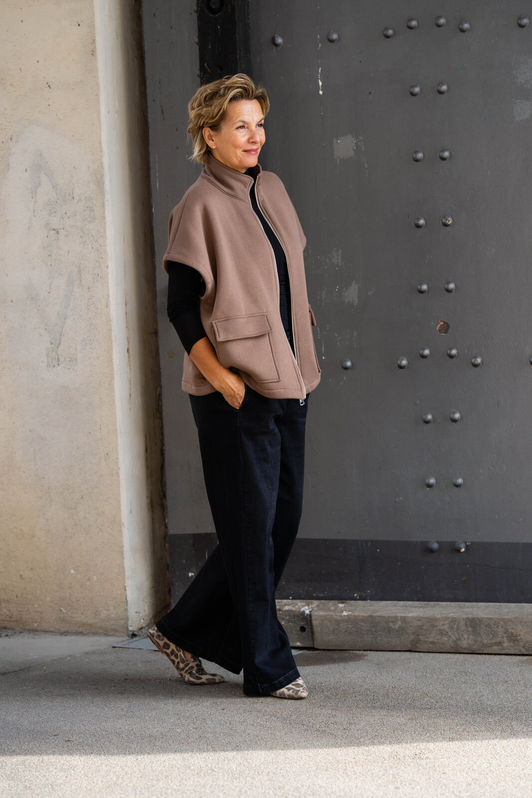 Oversized Sweat Weste “MEGHAN” cappuccino (GW29) / Weite Jeans “YIBBIE” black (H36) / Transparenter Rolli “CASSIA” schwarz (BA68)