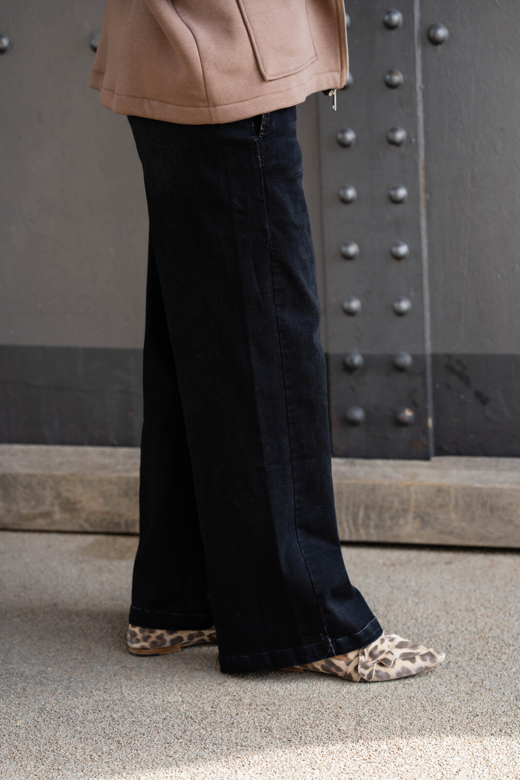 Oversized Sweat Weste “MEGHAN” cappuccino (GW29) / Weite Jeans “YIBBIE” black (H36) / Transparenter Rolli “CASSIA” schwarz (BA68)