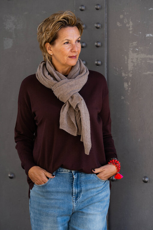 Feinstrickpulli “VIVIENNE” schokobraun (GW86)/ Feinstrickschal “MONA” cappuccino (AS02)