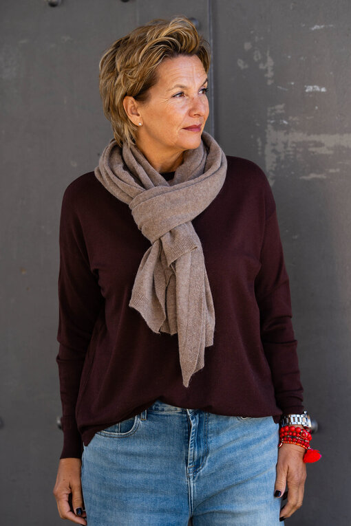 Feinstrickpulli “VIVIENNE” schokobraun (GW86)/ Feinstrickschal “MONA” cappuccino (AS02)