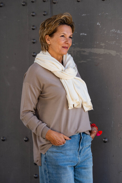 Feinstrickpulli “VIVIENNE” taupe (GW86) / Feinstrickschal “MONA” creme (AS02)