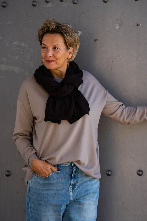 Feinstrickpulli “VIVIENNE” taupe (GW86) /Feinstrickschal “MONA” schwarz (AS02)