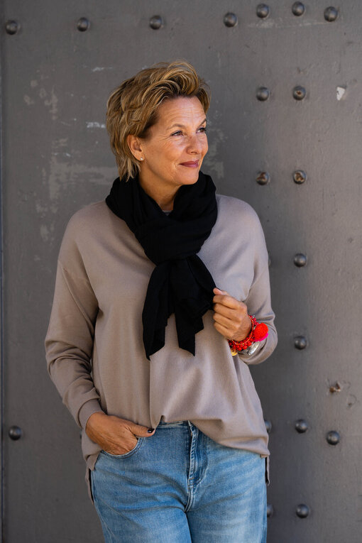 Feinstrickpulli “VIVIENNE” taupe (GW86)/ Feinstrickschal “MONA” schwarz(AS02)