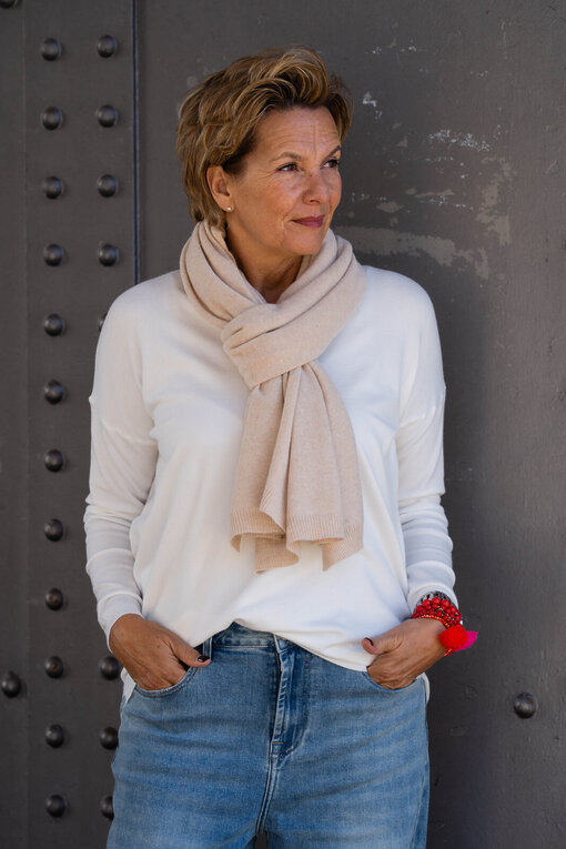 Feinstrickpulli “TATIANA” wollweiß (GW87) / Feinstrickschal “MONA” beige (AS02)