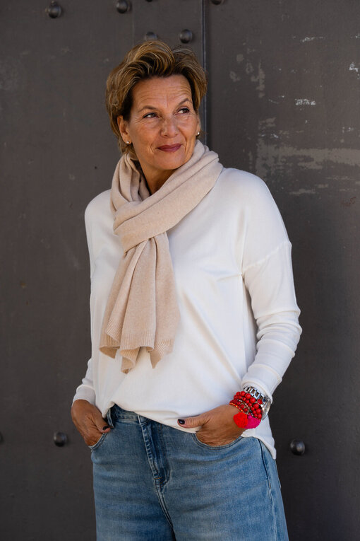 Feinstrickpulli “TATIANA” wollweiß (GW87) / Feinstrickschal “MONA” beige (AS02)