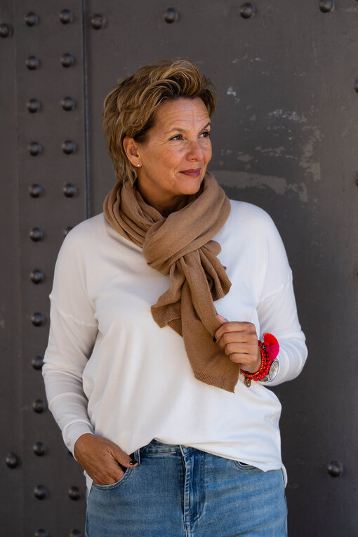 Feinstrickpulli “TATIANA” wollweiß (GW87) / Feinstrickschal “MONA” caramel (AS02)