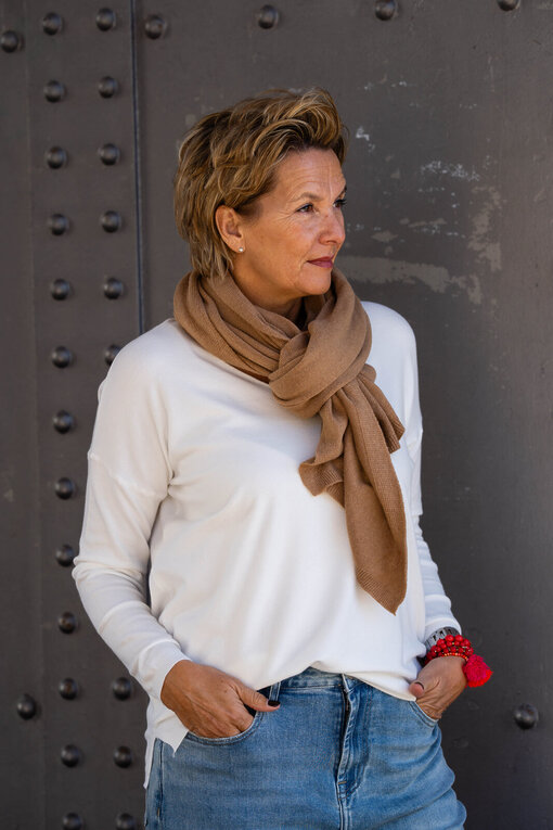 Feinstrickpulli “TATIANA” wollweiß (GW87) / Feinstrickschal “MONA” caramel (AS02)